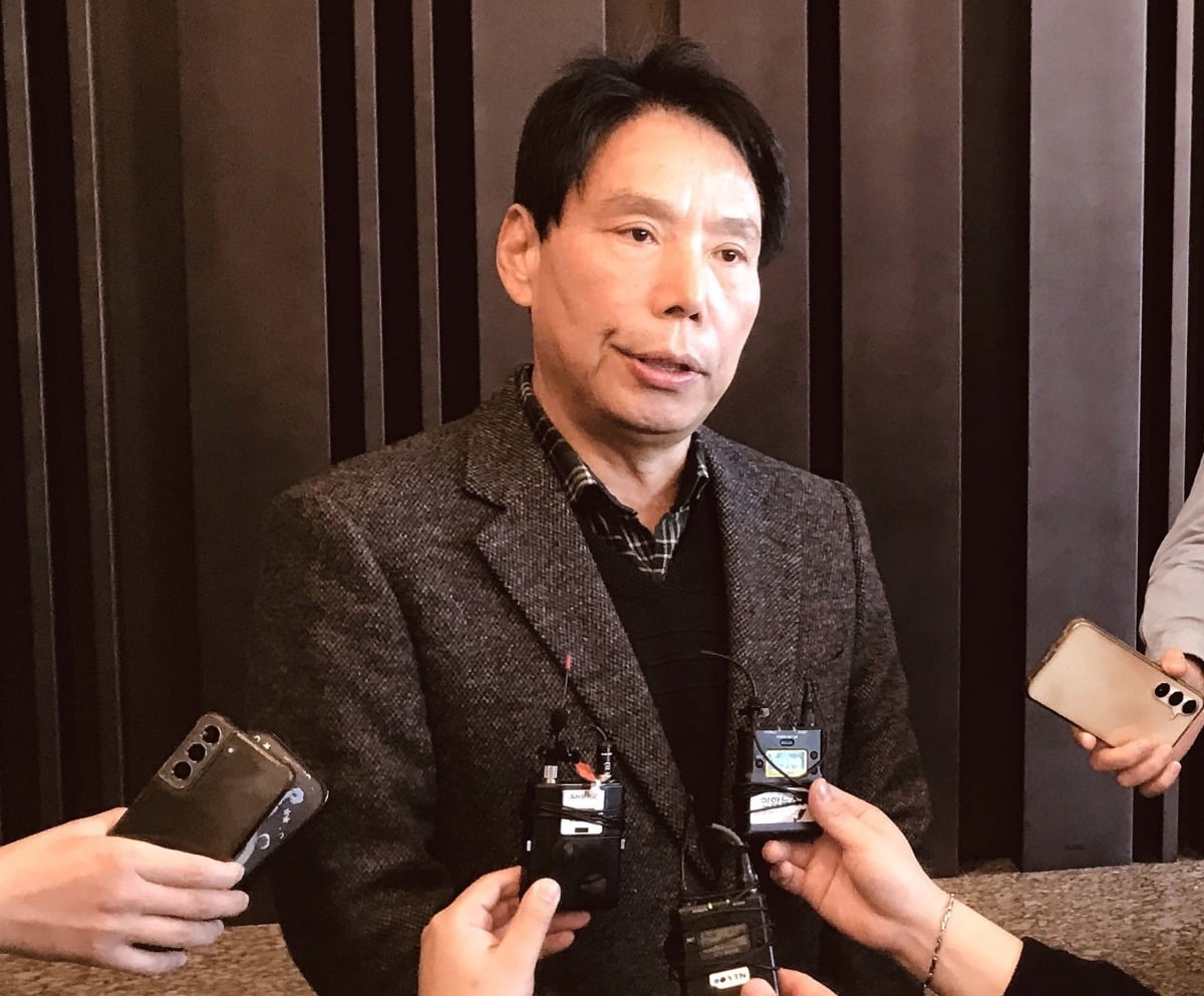 德利赫特：约罗具备成为一名优秀后卫的一切条件