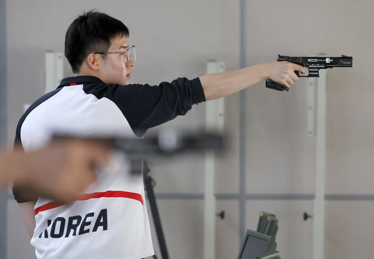 伊镇vs曼联半场数据：控球率相同，射门7-5，射正4-3
