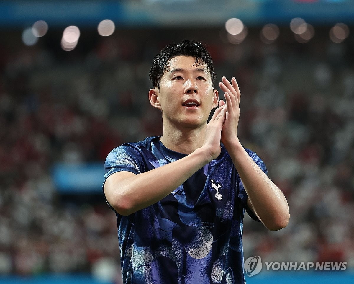 莱万第32分钟戴帽，巴萨3-0领先阿拉维斯
