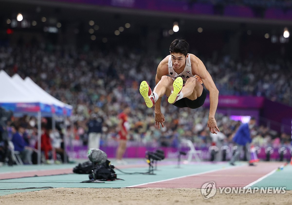 仅仅5分钟！柏林赫塔先送直红，前锋又送乌龙