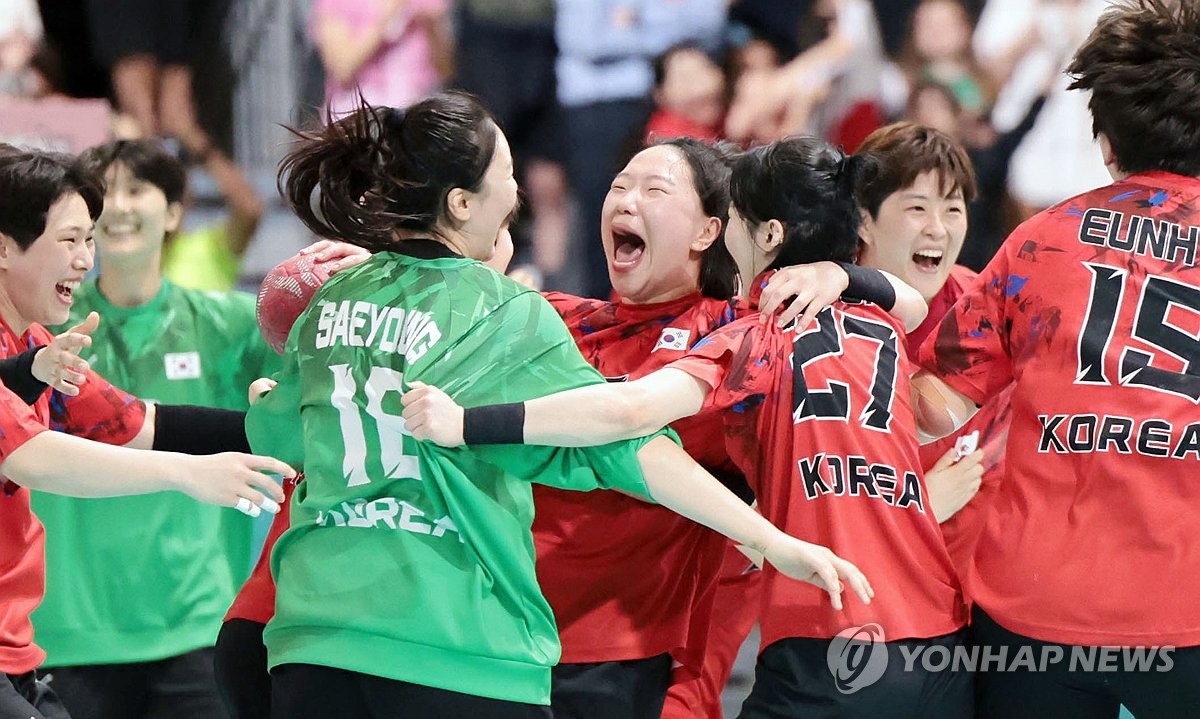 2米26的姚明体型真夸张！泳池里似灭霸 奥尼尔站身边显娇小