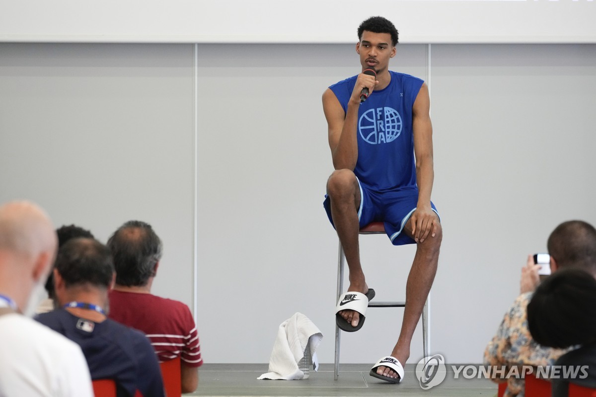 神扑！迪布林兜射攻门 奥纳纳飞身将球扑出