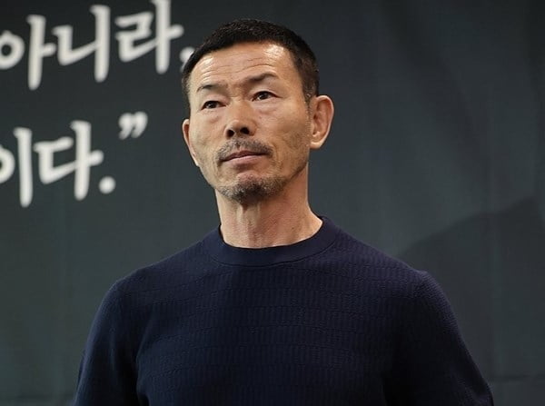 精神攻击！费耶诺德球迷在曼城主场高唱斯洛特的名字